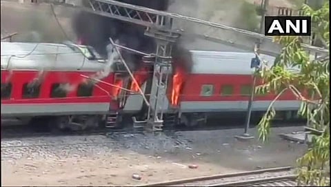 ಮಧ್ಯಪ್ರದೇಶ: ಹೊತ್ತಿ ಉರಿದ ರಾಜಧಾನಿ ಎಕ್ಸ್'ಪ್ರೆಸ್, ಪ್ರಾಣಾಪಾಯದಿಂದ ಪ್ರಯಾಣಿಕರು ಪಾರು