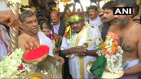 ಹಾಸನ ಜಿಲ್ಲೆಯ ಹೊಳೆನರಸೀಪುರ ಶ್ರೀ ಲಕ್ಷ್ಮಿ ನರಸಿಂಹ ದೇವಾಲಯದಲ್ಲಿ ಪ್ರಾರ್ಥನೆ ಸಲ್ಲಿಸಿದ ಹೆಚ್ ಡಿ ಕುಮಾರಸ್ವಾಮಿ ಕುಟುಂಬ