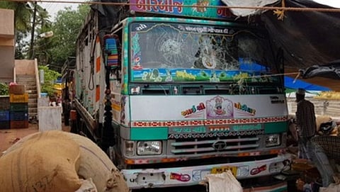 ಭಟ್ಕಳದಲ್ಲಿ ಹಾನಿಗೀಡಾದ ಟ್ರಕ್