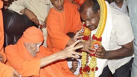 ಸಿದ್ದಗಂಗಾ ಮಠದ ಶಿವಕುಮಾರ ಸ್ವಾಮೀಜಿಗಳನ್ನು ಭೇಟಿ ಮಾಡಿದ ಮುಖ್ಯಮಂತ್ರಿ ಹೆಚ್ ಡಿ ಕುಮಾರಸ್ವಾಮಿ