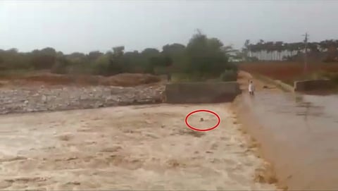ಚೆನ್ನಗಿರಿ: ಹಿರೇಹಳ್ಳದ ಪ್ರವಾಹಕ್ಕೆ ಸಿಲುಕಿ ಕೊಚ್ಚಿ ಹೋದ ರೈತ