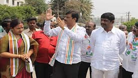 ಸಂಸದ ಡಿ. ಕೆ. ಸುರೇಶ್, ಕೈ ಅಭ್ಯರ್ಥಿ ಮುನಿರತ್ನ