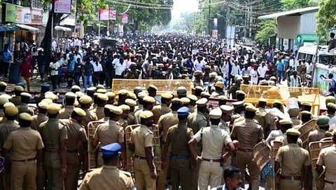 ಪ್ರತಿಭಟನಾಕಾರರನ್ನು ತಡೆಯುತ್ತಿರುವ ಪೊಲೀಸರು