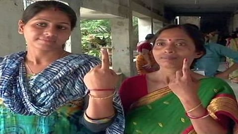 ಮತದಾನ ಮಾಡಿದ ಮಹಿಳೆಯರು