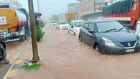 ಮಂಗಳೂರು: ಮೂರು ಗಂಟೆಗಳ ಕಾಲಸತತ ಮಳೆ, ಜನಜೀವನ ಅಸ್ತವ್ಯಸ್ಥ