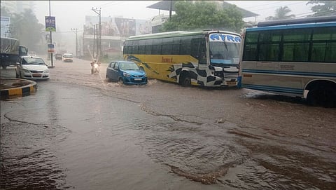 ಮಂಗಳೂರಿನಲ್ಲಿ ಭಾರಿ ಮಳೆ (ಟ್ವಿಟರ್ ಚಿತ್ರ)