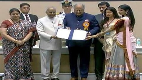 ಬೋನಿ ಕಪೂರ್ ಪ್ರಶಸ್ತಿ ಸ್ವೀಕರಿಸುತ್ತಿರುವ ಚಿತ್ರ