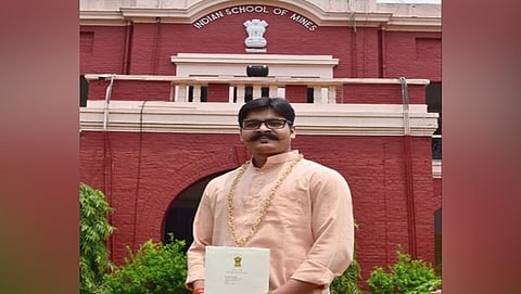 ಚಿನ್ನದ ಬಣ್ಣದ ಹೂ ಮಾಲೆಯೊಂದಿಗೆ ವಿದ್ಯಾರ್ಥಿ