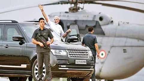 ಬೆಂಗಳೂರಿನ ಕೆಂಗೇರಿಯಲ್ಲಿ ಸಾರ್ವಜನಿಕರನ್ನುದ್ದೇಶಿಸಿ ಮಾತನಾಡಿದ ನಂತರ ಜನತೆಯತ್ತ ಕೈಬೀಸಿದ ಪ್ರಧಾನಿ ಮೋದಿ