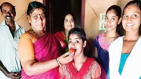 ಹತ್ತನೇ ತರಗತಿ ಪರೀಕ್ಷೆಯಲ್ಲಿ ಉತ್ತಮ ಅಂಕ ಗಳಿಸಿದ ತುಳಸಿ ತನ್ನ ತಾಯಿ ಜೊತೆ ಸಂಭ್ರಮಿಸುತ್ತಿರುವುದು