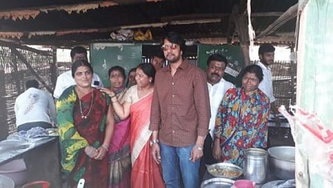 ರಸ್ತೆ ಬದಿ ಹೋಟೆಲ್ ನಲ್ಲಿ ನಟ ಸುದೀಪ್