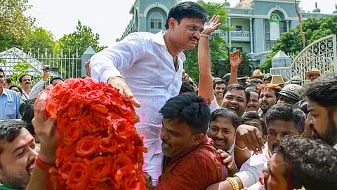 ಶಾಸಕರಾಗಿ ಆಯ್ಕೆಯಾದ ಮುನಿರತ್ನ ಅವರನ್ನು ಎತ್ತಿ ಸಂಭ್ರಮಿಸಿದ ಅಭಿಮಾನಿಗಳು