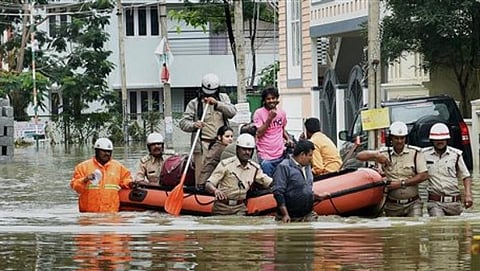 ಕಳೆದ ವರ್ಷದ ಮಳೆಗೆ ಪ್ರವಾಹ ಉಂಟಾಗಿ ನಾಗರಿಕರ ರಕ್ಷಣೆ ಮಾಡಿದ ಅಗ್ನಿಶಾಮಕ ಮತ್ತು ತುರ್ತು ದಳ