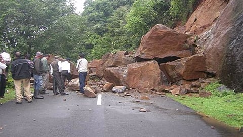 ಚಾರ್ಮಾಡಿ ಘಾಟ್ ನಲ್ಲಿ ಗುಡ್ಡ ಕುಸಿದಿರುವುದು