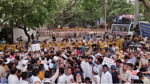 ಲೆಫ್ಟಿನೆಂಟ್ ಗೌರ್ನರ್ ನಿವಾಸಕ್ಕೆ ಪ್ರತಿಭಟನಾ ಮೆರವಣಿಗೆ: ಆಪ್ ನಾಯಕರನ್ನು ತಡೆದ ಪೊಲೀಸರು