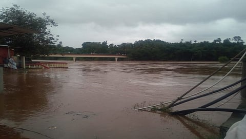 ಕರಾವಳಿ, ಮಲೆನಾಡಿನಲ್ಲಿ ಮಳೆಯ ಆರ್ಭಟ: ರಸ್ತೆ ಸಂಚಾರ ಅಸ್ತವ್ಯಸ್ಥ