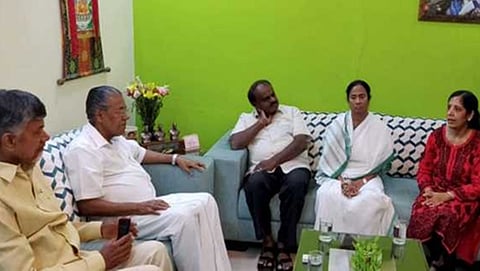 ದೆಹಲಿ ಸಿಎಂ ಕೇಜ್ರಿವಾಲ್ ಅವರ ಪತ್ನಿಯನ್ನು ಭೇಟಿ ಮಾಡಿದ ಸಿಎಂಗಳು