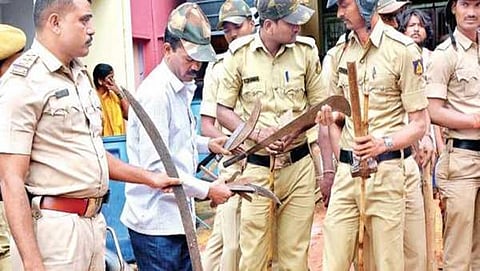 ರೌಡಿ ಶೀಟರ್ ಮನೆ ಮೇಲೆ ದಾಳಿ  ನಡಿಸಿದ ಪೊಲೀಸರು