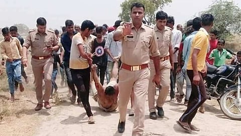 ಗೋ ಸಾಗಾಟಗಾರನ ಹತ್ಯೆ ಪ್ರಕರಣ: ಅಂಬ್ಯುಲೆನ್ಸ್ ಲಭ್ಯವಿರದ ಕಾರಣ  ಪೋಲೀಸ್ ವಾಹನ ಬಳಕೆ,  ಯುಪಿ ಪೋಲೀಸ್