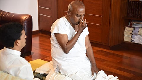 ಯೋಗ ಗುರುವಿನ ಮಾರ್ಗದರ್ಶನದಲ್ಲಿ ಪ್ರಾಣಾಯಾಮ ಮಾಡುತ್ತಿರುವ ಜೆಡಿಎಸ್ ವರಿಷ್ಠ ಹೆಚ್ ಡಿ ದೇವೇಗೌಡ