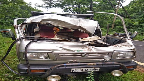 ಕಾಡಾನೆ ದಾಳಿಯಿಂದ ಜಖಂಗೊಂಡ ಕಾರು