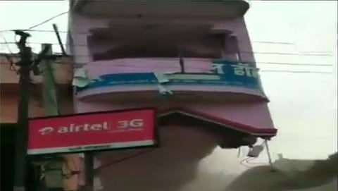 ಕ್ರೇನ್ ಮೇಲೆ ಬಿದ್ದ ಕಟ್ಟಡ