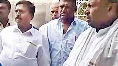 ಬೆಂಗಳೂರು: ಮಾಜಿ ಸಚಿವ ಮುನಿಯಪ್ಪ ಮನೆ ಎದುರು ಇಬ್ಬರು ಆತ್ಮಹತ್ಯೆಗೆ ಯತ್ನ!