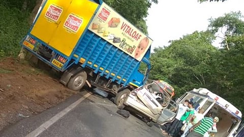 ಯಲ್ಲಾಪುರ: ಕಾರು-ಲಾರಿ ಡಿಕ್ಕಿ,ಒಂದೇ ಕುಟುಂಬದ ಮೂವರ ಸಾವು