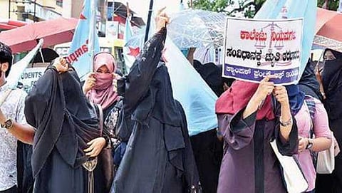 ಸ್ಕಾರ್ಫ್ ತೆಗೆಯುವಂತೆ ಸೂಚನೆ; ಶಿಕ್ಷಕರ ವಿರುದ್ಧ ಮಂಗಳೂರು ವಿದ್ಯಾರ್ಥಿಗಳು ಪ್ರತಿಭಟನೆ