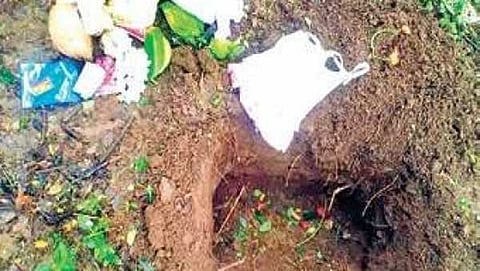 ಮಗುವಿನ ಸಮಾಧಿಗಾಗಿ ತೋಡಿದ್ದ ಹಳ್ಳ