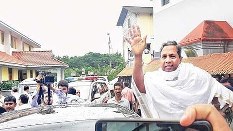ಧರ್ಮಸ್ಥಳ ಮಂಜುನಾಥೇಶ್ವರ ದೇವಾಲಯದ ಹೊರಗೆ ಜನತೆಯತ್ತ ಕೈಬೀಸಿದ ಮಾಜಿ ಮುಖ್ಯಮಂತ್ರಿ ಸಿದ್ದರಾಮಯ್ಯ