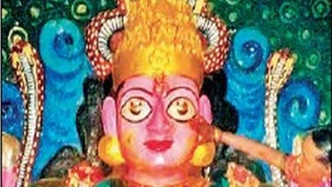ಕಣ್ಣೀರಿಡುತ್ತಿರುವ ದೇವತೆ: ವಿಸ್ಮಯಕಾರಿ ಘಟನೆ ನೋಡಲು ನೆರೆದ ಜನಸ್ತೋಮ