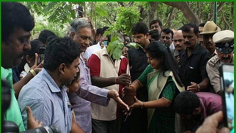ಉದ್ಯಾನದಲ್ಲಿ ಗಿಡ ನೆಟ್ಟ ಮುಖ್ಯಮಂತ್ರಿ ಹೆಚ್ ಡಿ ಕುಮಾರಸ್ವಾಮಿ, ಚಿತ್ರದಲ್ಲಿ ಬಸವರಾಜ್ ಹೊರಟ್ಟಿ, ಕಾಂಗ್ರೆಸ್ ನಾಯಕಿ ಸೌಮ್ಯ ರೆಡ್ಡಿ ಮೊದಲಾದವರಿದ್ದಾರೆ.