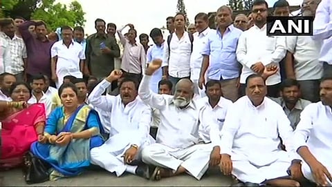 ಬೆಂಗಳೂರು: ಸತೀಶ್ ಜಾರಕೀಹೊಳಿ, ಅಜಯ್ ಸಿಂಗ್'ಗೆ ಸಚಿವ ಸ್ಥಾನಕ್ಕೆ ಒತ್ತಾಯಿಸಿ ಬೆಂಬಲಿಗರಿಂದ ಬೃಹತ್ ಪ್ರತಿಭಟನೆ