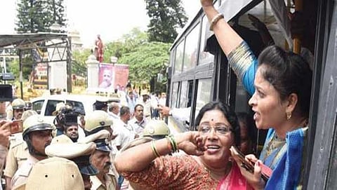 ಸಚಿವ ಸ್ಥಾನ ಸಿಗದ್ದಕ್ಕೆ ಅಸಮಾಧಾನ, ಸತೀಶ್ ಜಾರಕಿಹೋಳಿ ಆಪ್ತರಿಂದ ಕಾಂಗ್ರೆಸ್ ಕಛೇರಿ ಬೆಂಬಲಿಗರ ಪ್ರತಿಭಟನೆ