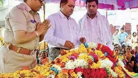 ಕರ್ನಾಟಕ: ಯೋಧನ ಅಂತ್ಯಸಂಸ್ಕಾರದ ವೇಳೆ ಕೆಲ ಕಾಲ ಪ್ರಕ್ಷುಬ್ಧ ವಾತಾವರಣ