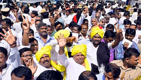 ವಿವಿಧ ಜಿಲ್ಲೆಗಳಿಂದ ಬಂದಿದ್ದ ಬೆಂಬಲಿಗರು