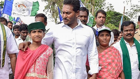 ಆಂಧ್ರ ಪ್ರದೇಶ: ವೈಎಸ್ಆರ್ ಕಾಂಗ್ರೆಸ್  ಮುಖ್ಯಸ್ಥ ಜಗನ್ಮೋಹನ್ ರೆಡ್ಡಿ ಮೇಲೆ ಜೇನು ದಾಳಿ,