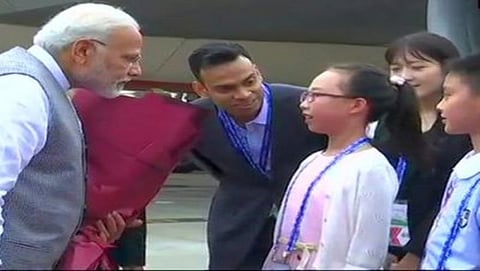 ಪ್ರಧಾನಿ ಮೋದಿ ಸ್ವಾಗತ ಕೋರುತ್ತಿರುವ ಚಿತ್ರ