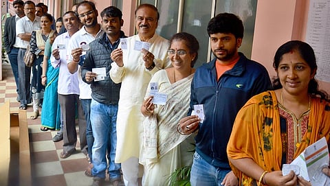 ಬೆಂಗಳೂರಿನ ವಿವಿ ಪುರಂ ಮತಗಟ್ಟೆಯಲ್ಲಿ ತಮ್ಮ ಹಕ್ಕು ಚಲಾಯಿಸಿದ ಕೇಂದ್ರ ಸಚಿವ ಅನಂತ್ ಕುಮಾರ್ ಮತ್ತು ಅವರ ಪತ್ನಿ ತೇಜಸ್ವಿನಿ ಅನಂತ್ ಕುಮಾರ್