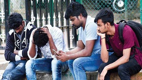 ಆಸ್ಪತ್ರೆ ಹೊರಗೆ ಕಾಯುತ್ತಿರುವ ಮೃತ ಶರವಣ ಸ್ನೇಹಿತರು