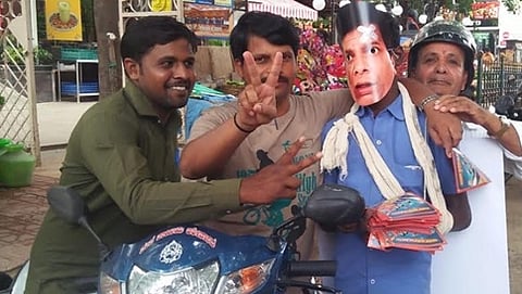 'ಪಾಪ ಪಾಂಡು' ವೇಷಧಾರಿಯ ಜೊತೆ ಜನರು ಫೋಟೋ ತೆಗೆಸಿಕೊಂಡರು.