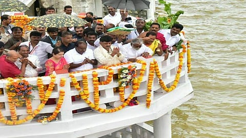 ಕೆಆರ್​ಎಸ್, ಕಬಿನಿಗೆ ಮುಖ್ಯಮಂತ್ರಿ ಕುಮಾರಸ್ವಾಮಿ ದಂಪತಿಗಳಿಂದ ಬಾಗಿನ