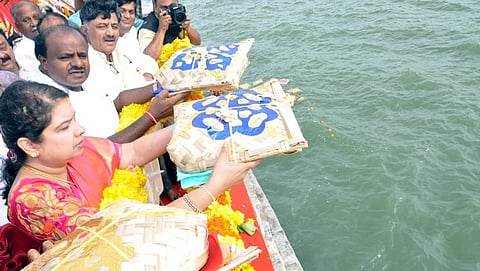 ಕಬಿನಿ ಜಲಾಶಯಕ್ಕೆ ಬಾಗಿನ ಅರ್ಪಿಸಿದ ಸಿಎಂ ಕುಮಾರಸ್ವಾಮಿ ಮತ್ತು ಇತರರು