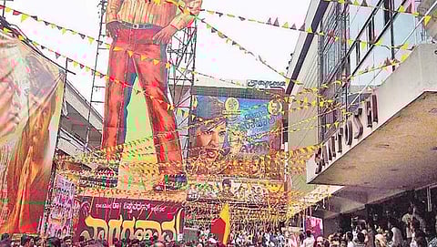 ಬೆಂಗಳೂರಿನ ಸಂತೋಷ್ ಥಿಯೇಟರ್ ಮುಂದೆ ಡಾ ವಿಷ್ಣುವರ್ಧನ್ ಅವರ ಕಟೌಟ್