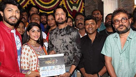 ಪಡ್ಡೆಹುಲಿ ಚಿತ್ರದ ಮುಹೂರ್ತದಲ್ಲಿ ಶ್ರೇಯಸ್ ಮಂಜು, ನಿಶ್ವಿಕಾ ನಾಯ್ಡು, ಕಿಚ್ಚ ಸುದೀಪ್, ಪುನೀತ್ ರಾಜ್ ಕುಮಾರ್ ಮತ್ತು ನಿರ್ದೇಶಕ ಗುರು ದೇಶಪಾಂಡೆ