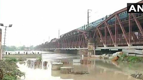 ಉತ್ತರ ಭಾರತದಲ್ಲಿ ಭಾರೀ ಮಳೆ: ಅಪಾಯ ಮಟ್ಟ ಮೀರಿ ಹರಿಯುತ್ತಿದೆ ಯಮುನಾ ನದಿ