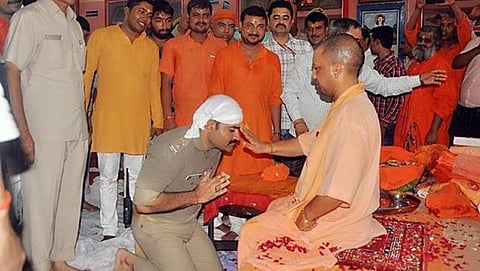 ಗುರುಪೂರ್ಣಿಮೆಯಂದು ’ಯೋಗಿ’ ಕಾಲಿಗೆರಗಿ ಆಶೀರ್ವಾದ ಪಡೆದ ಪೋಲೀಸ್ ಅಧಿಕಾರಿ: