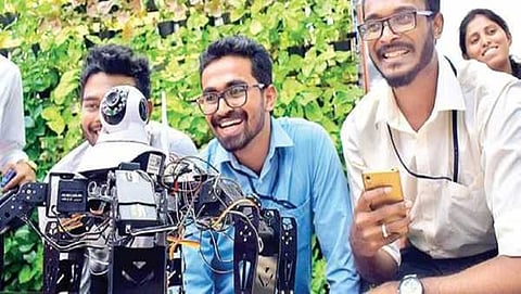 ಅಂಧರಿಗೆ ಸ್ಮಾರ್ಟ್ ಸ್ಟಿಕ್, ಬಹು ಉಪಯೋಗಿ ರೋಬೋಟ್: ಬೆಂಗಳೂರಿನ ಸಪ್ತಗಿರಿ ಇಂಜಿನಿಯರಿಂಗ್ ಕಾಲೇಜು ವಿದ್ಯಾರ್ಥಿಗಳ ಸಾಧನೆ