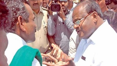 ವಿಧಾನಸೌಧದ ಬಳಿ ಮಹದಾಯಿ ಹೋರಾಟ ಸಮಿತಿಯ ಸದಸ್ಯರೊಂದಿಗೆ ಮಾತನಾಡುತ್ತಿರುವ ಮುಖ್ಯಮಂತ್ರಿ ಹೆಚ್ ಡಿ ಕುಮಾರಸ್ವಾಮಿ